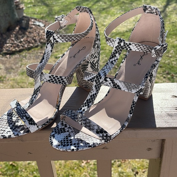 snakeskin like healed sandal by QUPID size 9. Never worn. - Picture 2 of 6